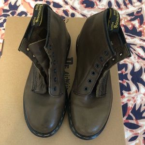 6 eye Brown Dr Martens
